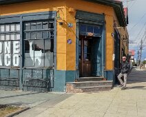 IMG_20190113_173359 13/01/2019 - Beaucoup de vielles bâtisses à Puerto Natales et certains magasins n'ont rien à envier aux